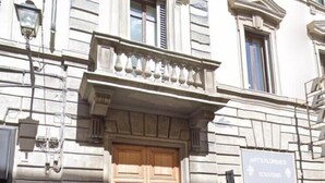 A building with a double wooden door, a sign for 'ART DE FONTEINE' souvenir shop, and a sign for 'Residence Le Fontine'. - B&B My Way (Florence)