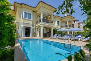 Villa, 4 Schlafzimmer, eigener Pool | Terrasse/Patio