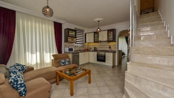 Apartment, 2 Bedrooms | Dapur peribadi | Peti sejuk, ketuhar gelombang mikro, ketuhar, dapur