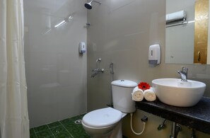 Chambre Simple « Premier », 1 lit une place, vue ville, en angle | Salle de bain