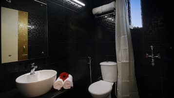 Deluxe Room | Bathroom | Shower, rainfall showerhead, free toiletries, towels