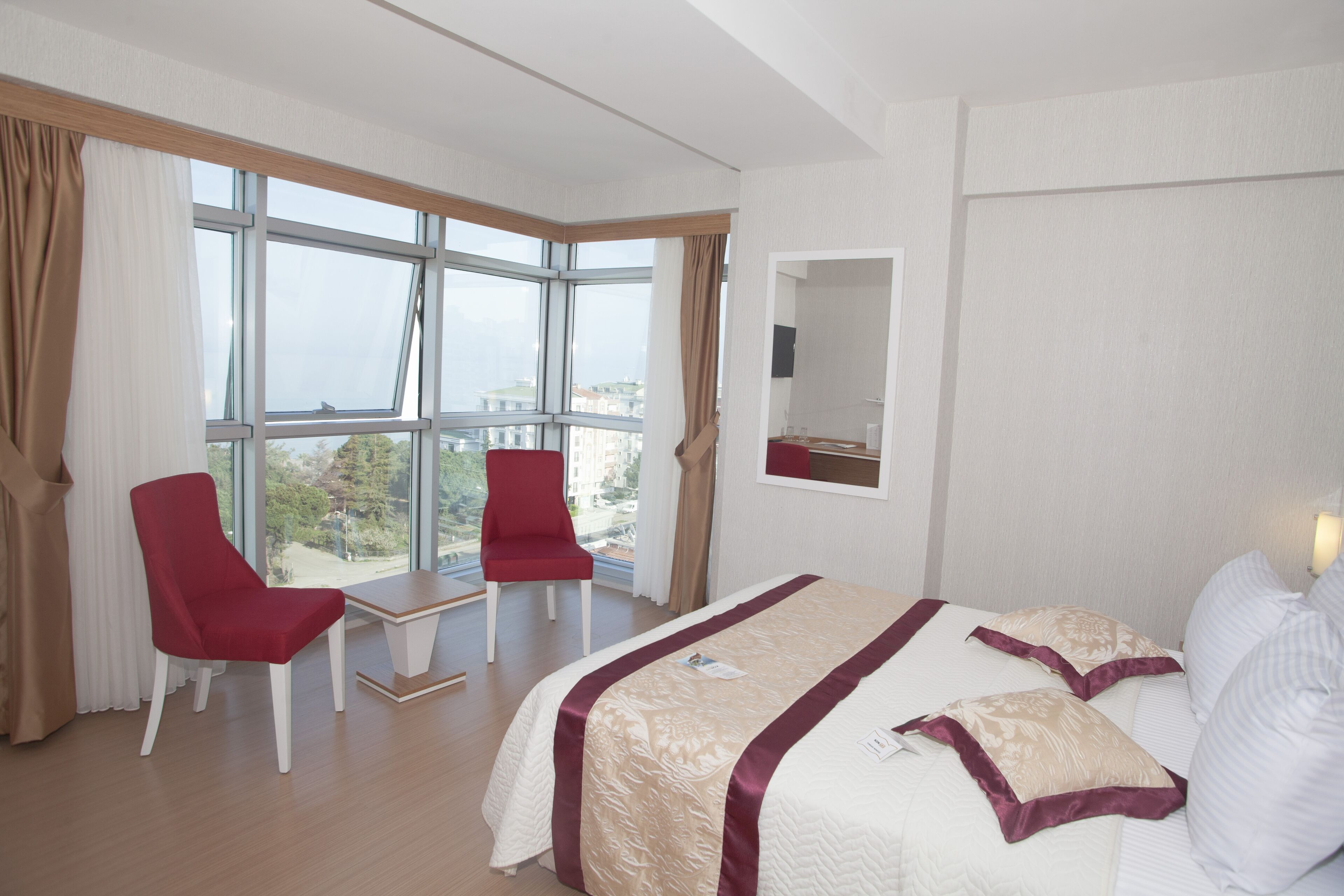 family room, 1 bedroom | premium bedding, minibar, in-room safe, desk