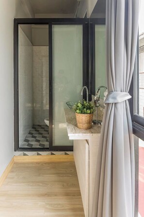 Regadera, amenidades de baño gratuitas, toallas 