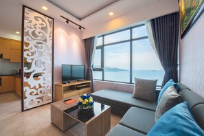 Senior-Apartment, 2 Schlafzimmer, 2 Bäder, Stadtblick | Wohnbereich | LCD-Fernseher