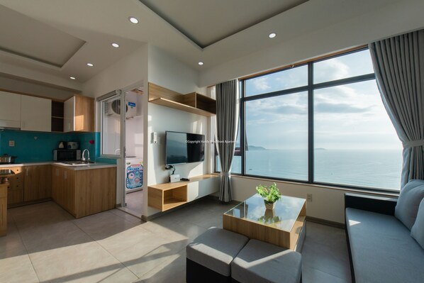 Superior-Apartment, 2 Schlafzimmer, 2 Bäder, Meerblick | Wohnbereich | LCD-Fernseher