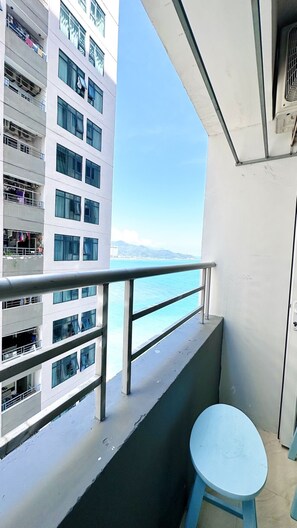 Apartemen, 2 kamar tidur, 2 kamar mandi, pemandangan laut terbatas | 2 kamar tidur, brankas, meja kerja, dan ruang kerja ramah laptop