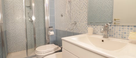 Chambre Triple, salle de bains attenante | Salle de bain