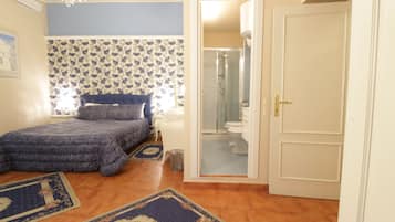 Dreibettzimmer, mit Bad | Verdunkelungsvorhänge, kostenloses WLAN, Bettwäsche