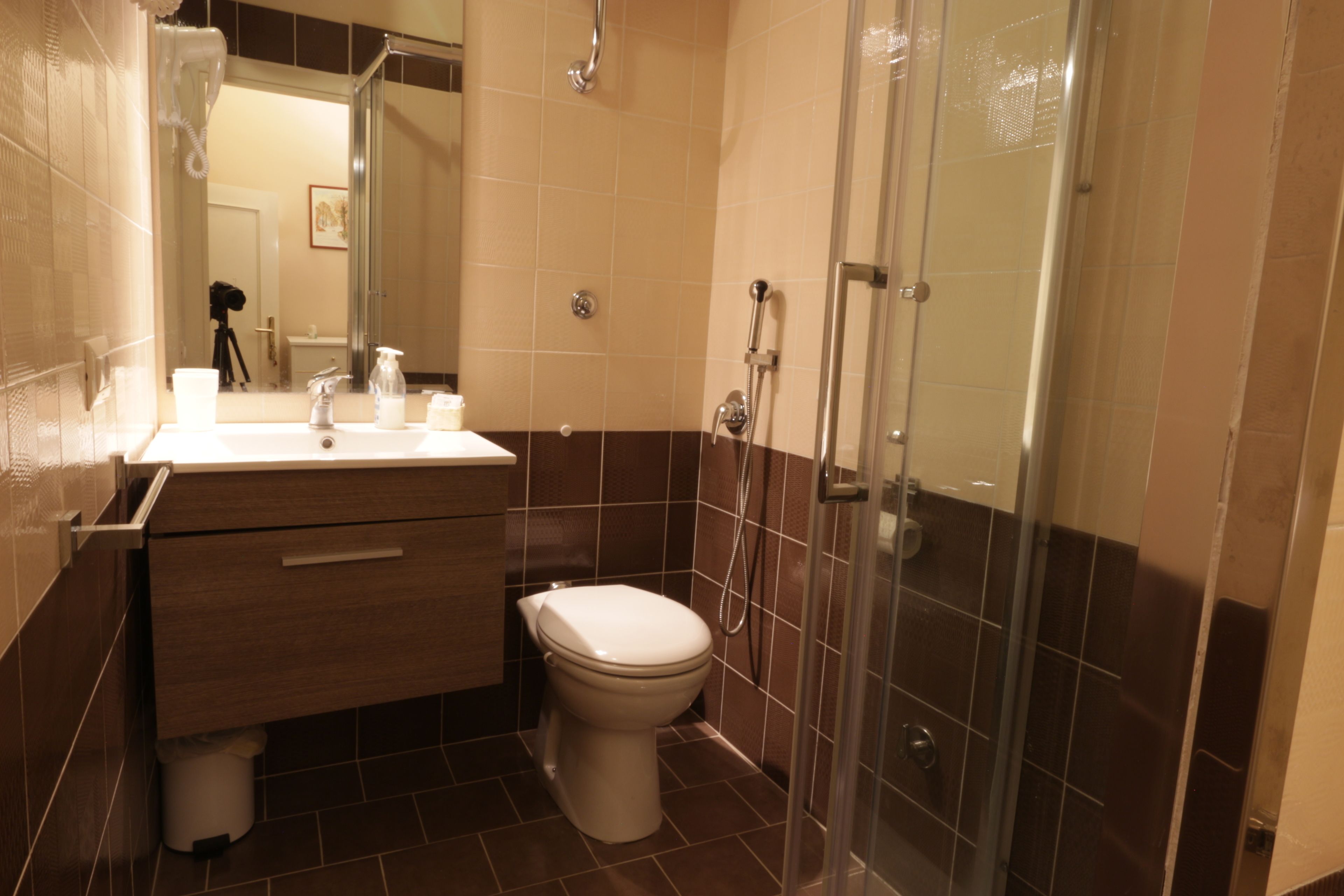Ein Badezimmer mit Toilette, Waschbecken und Dusche.