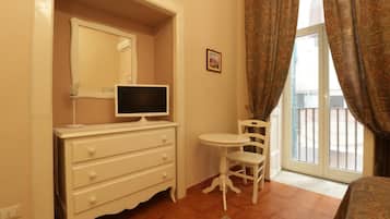 Doppel- oder Zweibettzimmer, mit Bad | Verdunkelungsvorhänge, kostenloses WLAN, Bettwäsche