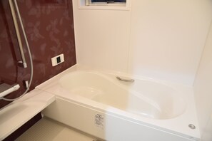 Villa | Bathroom | Separate bathtub and shower, free toiletries, hair dryer, slippers - Kawaguchiko Cottage minami (Fujikawaguchiko)