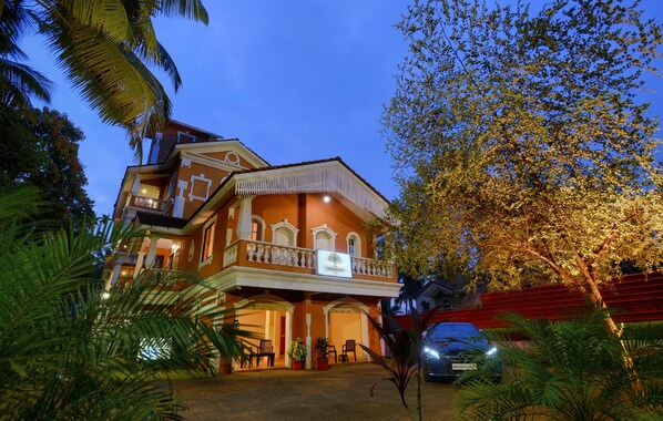 住宿正面 - 傍晚/夜晚