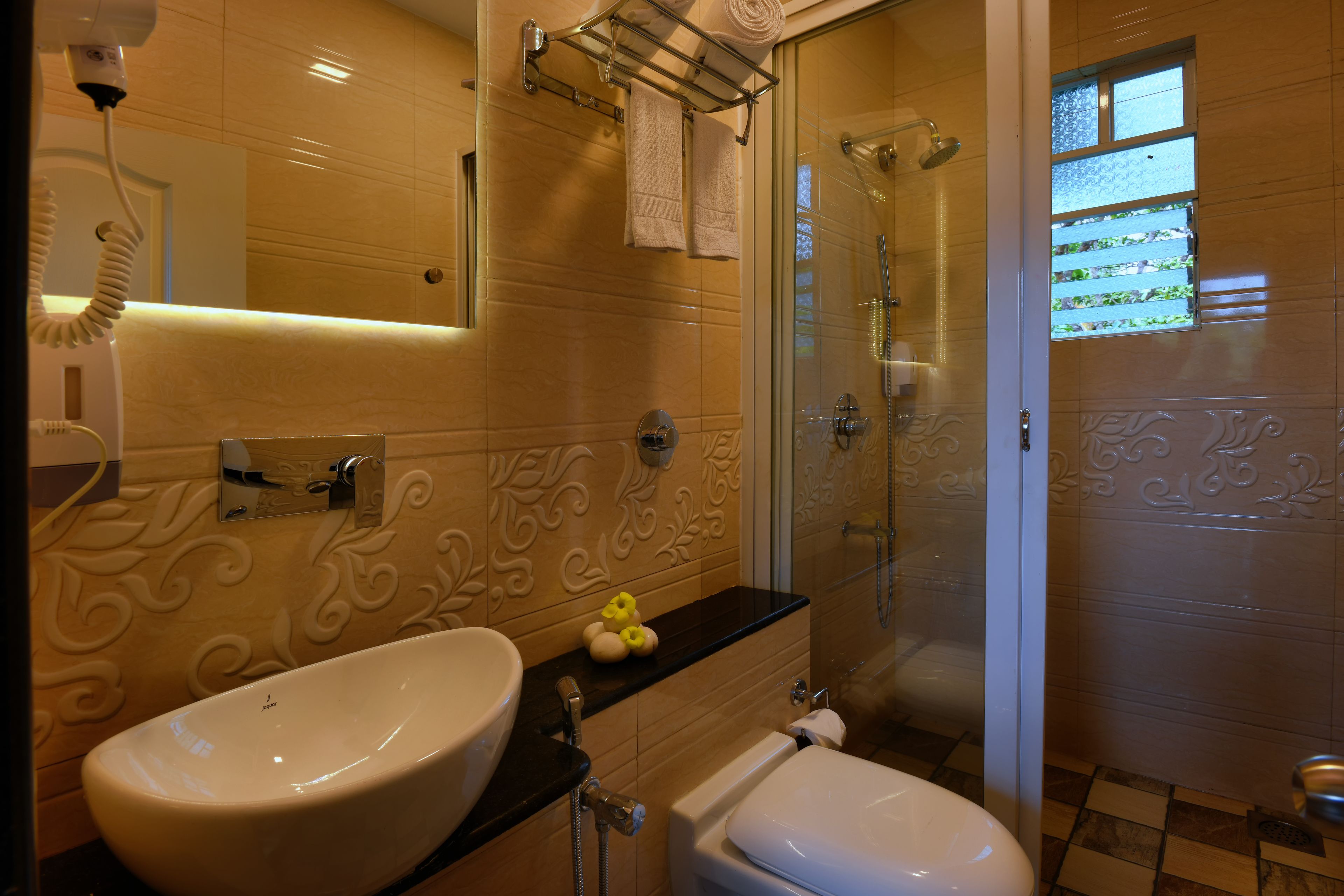 Un baño con lavamanos, inodoro y ducha.