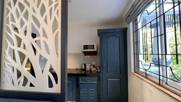Jr. Suite with Pantry | In-room safe, soundproofing, free WiFi