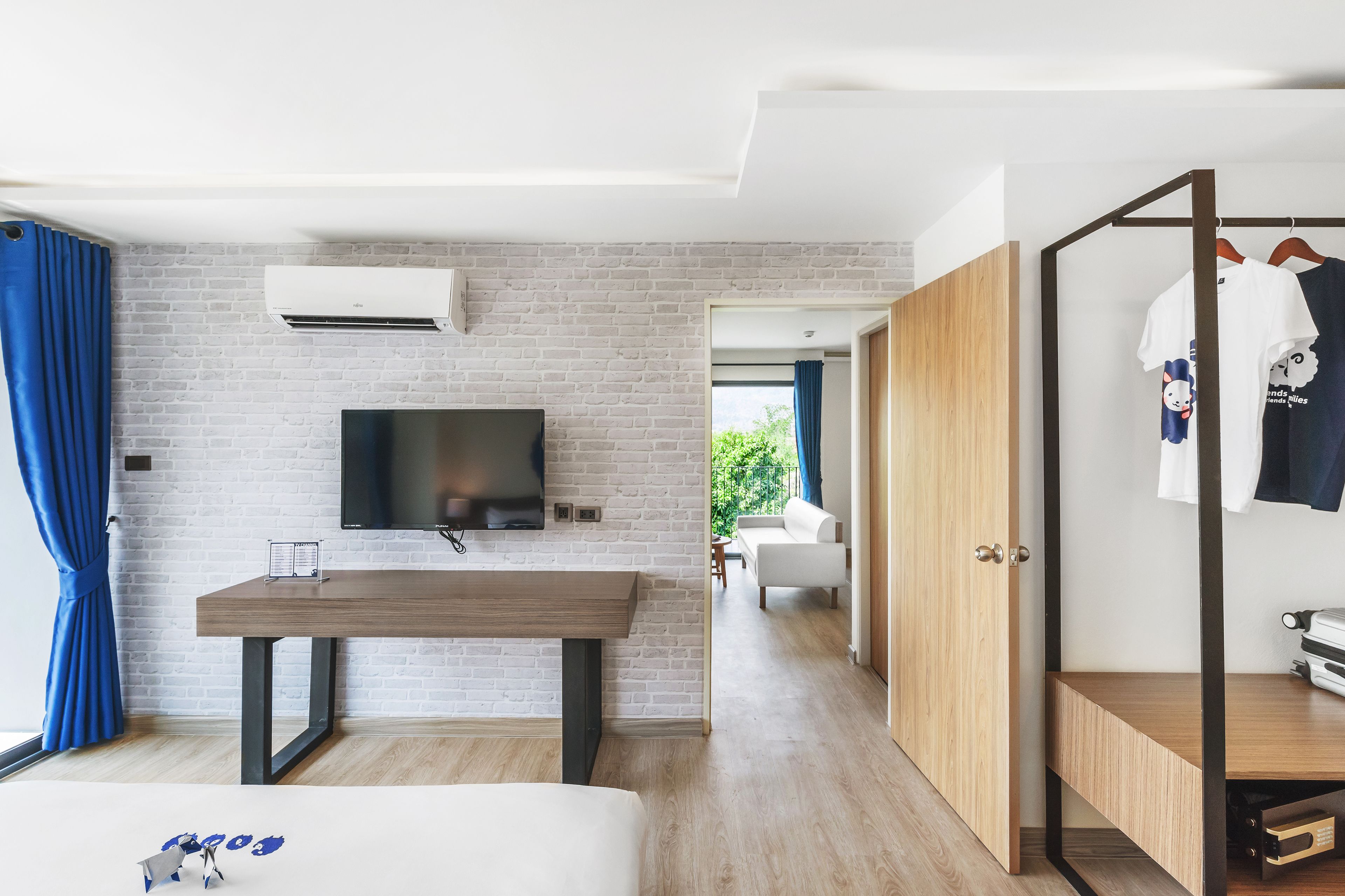 Escritorio, wifi gratis y ropa de cama 