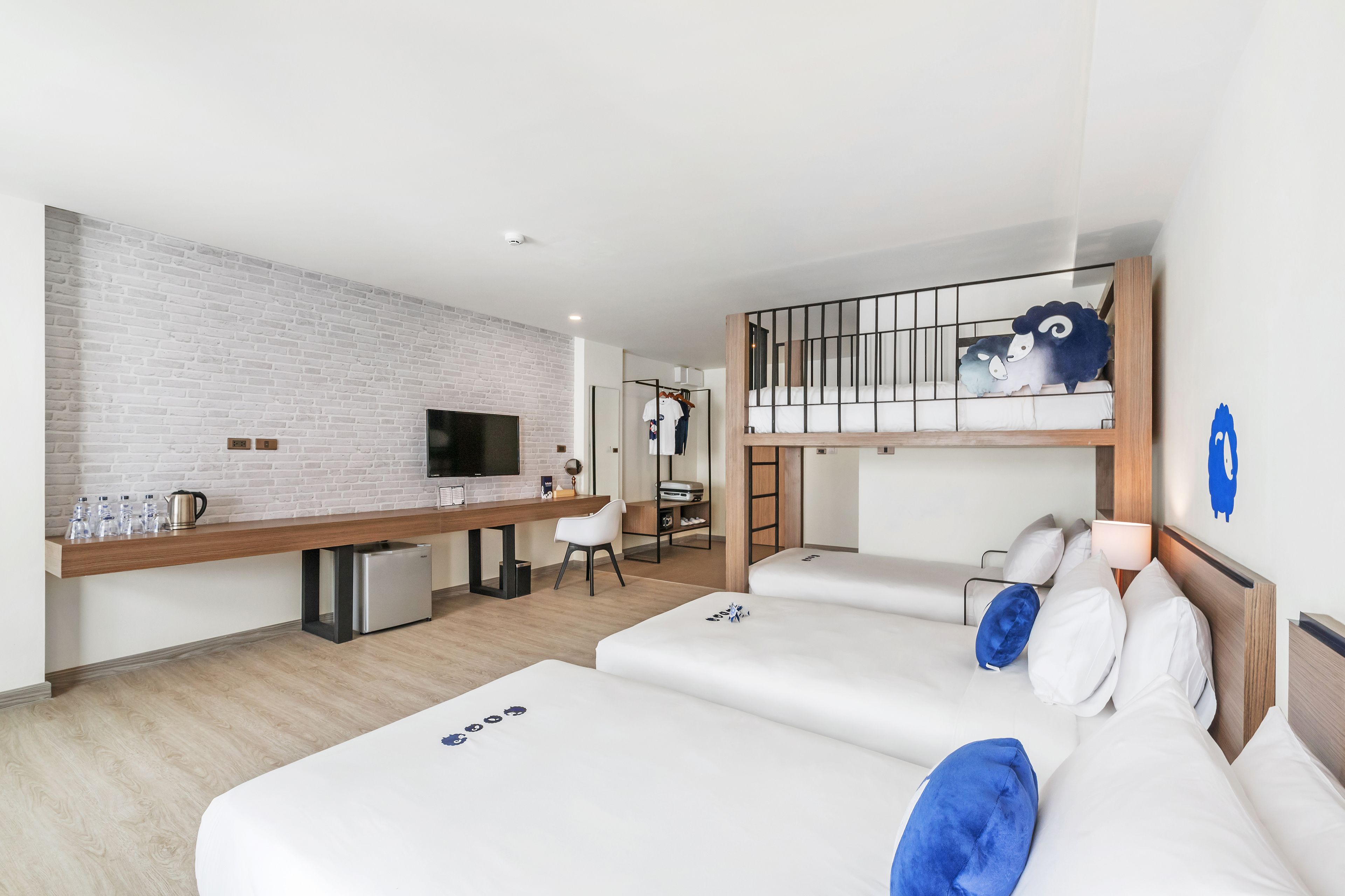 koko party (twin & bunk) | desk, free wifi, bed sheets