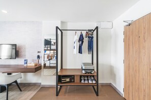 Bàn, truy cập Internet không dây miễn phí, bộ trải giường 