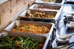 每日供應吃到飽早餐 (每人 THB250)