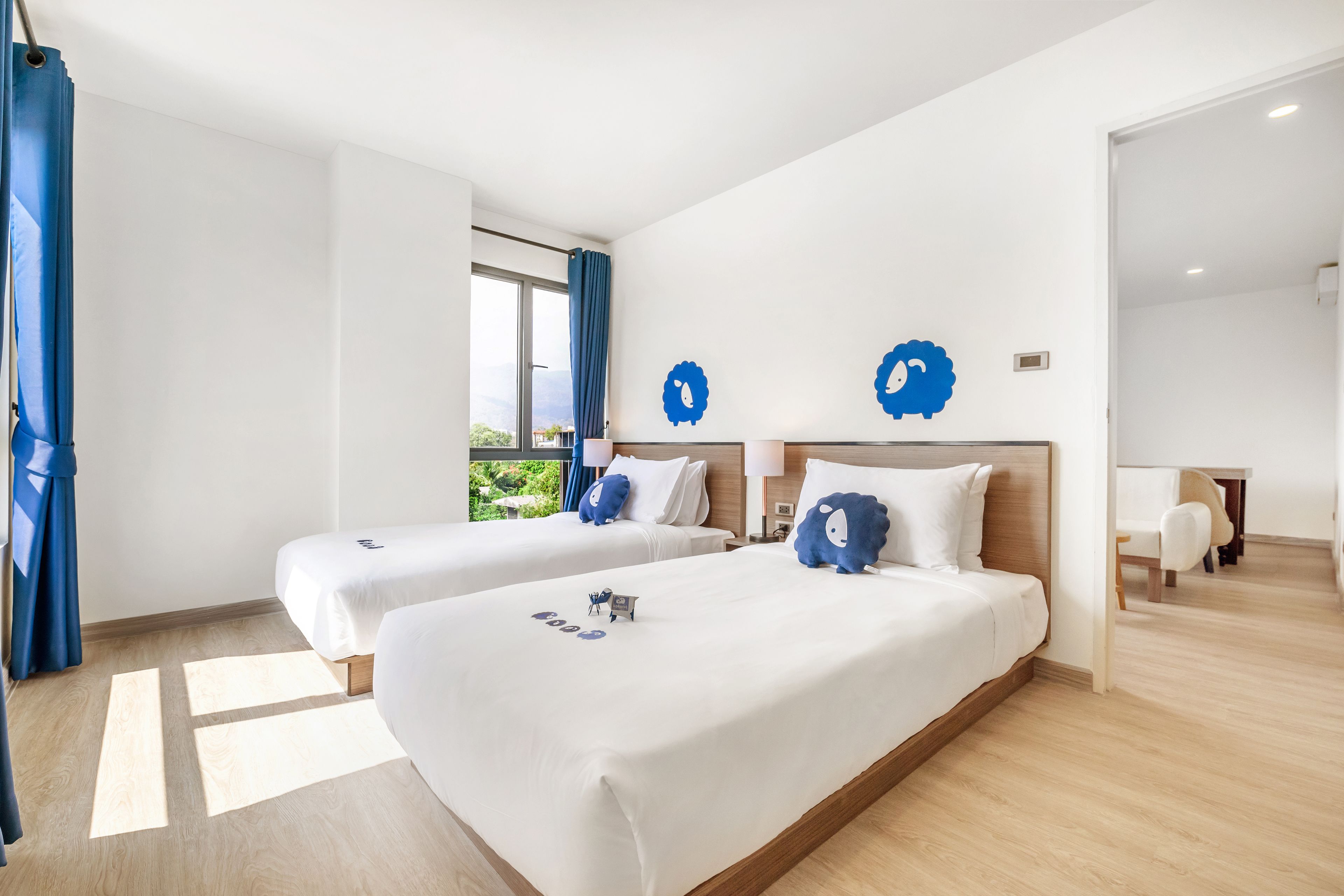 desk, free wifi, bed sheets