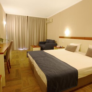 Minibar, desk, iron/ironing board, free cribs/infant beds - Ljuljak (Golden Sands)