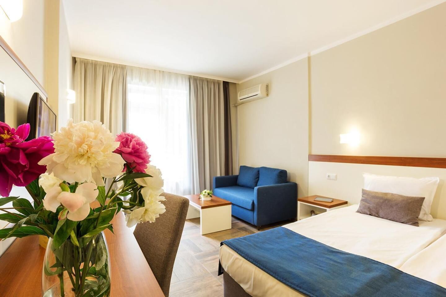 Frigobar, escrivaninha, ferros/tábuas de passar roupa, berços grátis