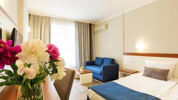 Minibar, escritorio, tabla de planchar con plancha y cunas gratuitas