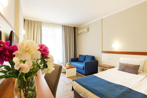 Minibar, desk, iron/ironing board, free cribs/infant beds