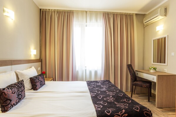 Minibar, desk, iron/ironing board, free cots/infant beds - Ljuljak (Golden Sands)