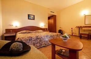 Minibar, desk, iron/ironing board, free cots/infant beds - Ljuljak (Golden Sands)