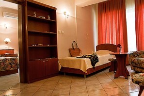 Minibar, desk, iron/ironing board, free cots/infant beds - Ljuljak (Golden Sands)