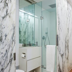 Shower, free toiletries, hair dryer, slippers - Tianjin S-suites (Tianjin)