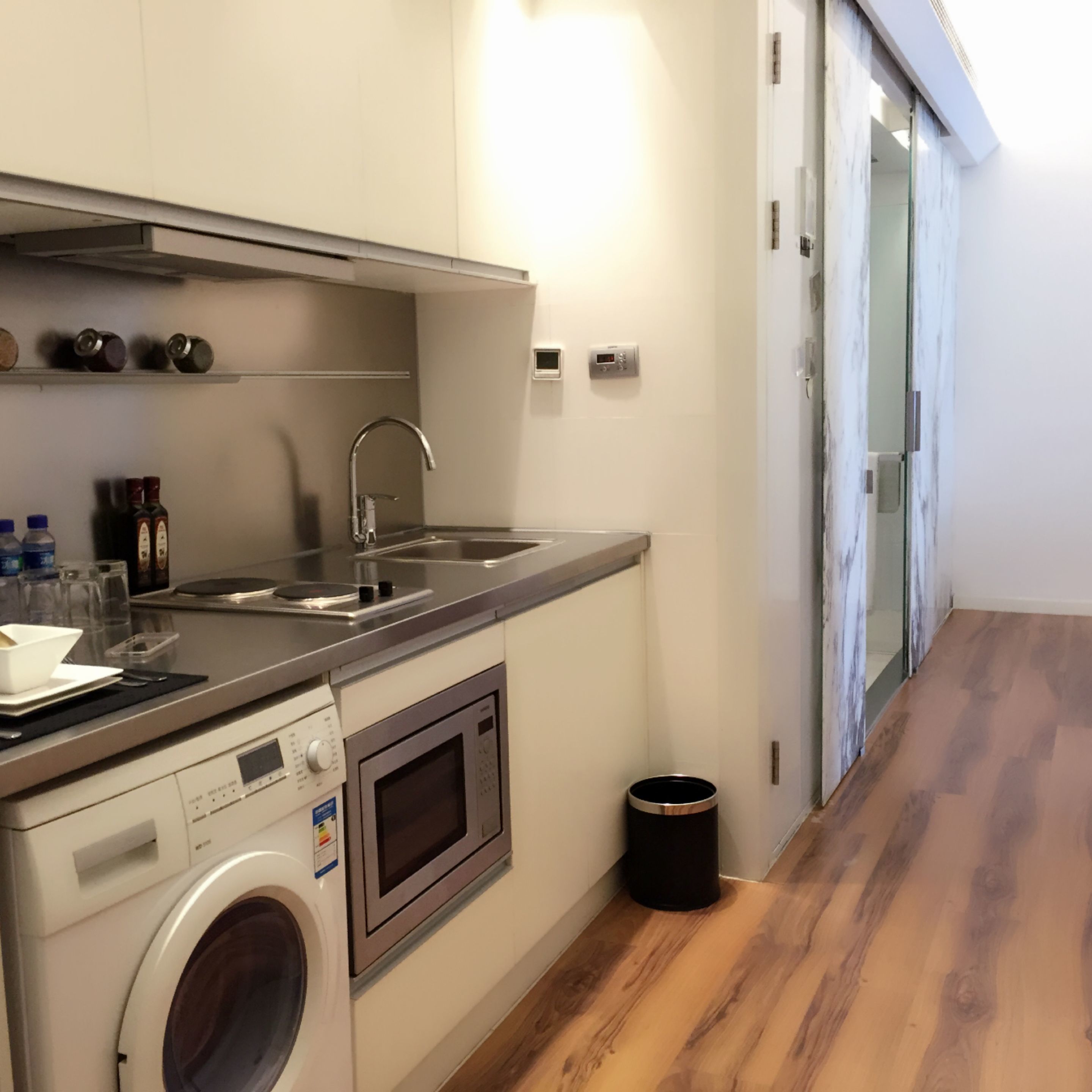 Premier Triple Room | Private kitchenette | Fridge, microwave, oven, dishwasher
