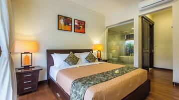 Brankas, setrika/meja setrika, dan tempat tidur bayi (biaya tambahan)