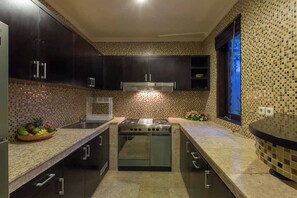 Refrigerador, microondas, placa de cocina, cafetera/tetera