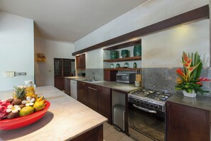 Lemari es, microwave, kompor, dan mesin pembuat kopi/teh