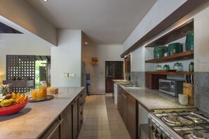 Lemari es, microwave, kompor, dan mesin pembuat kopi/teh