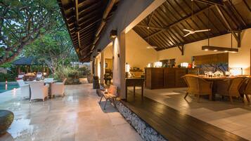 42-英寸纯平电视(配备有线频道)、LED 电视、DVD 播放器