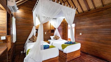 Frigobar, cofres nos quartos, escrivaninha