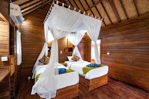 Minibar, brankas, meja kerja, dan tempat tidur lipat/tambahan