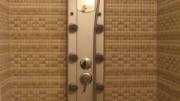 Familien-Suite, 1 King-Bett, Stadtblick, Executive-Etage | Dusche im Bad