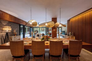 Een koelkast, een microgolfoven, een kookplaat