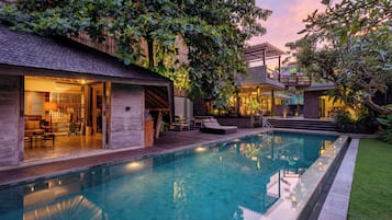 Una piscina al aire libre