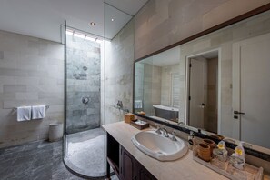 Gratis toiletartikelen, een haardroger, badjassen, pantoffels