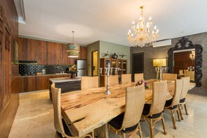 冰箱、微波炉（如有要求）、炉灶、茶具/咖啡用具