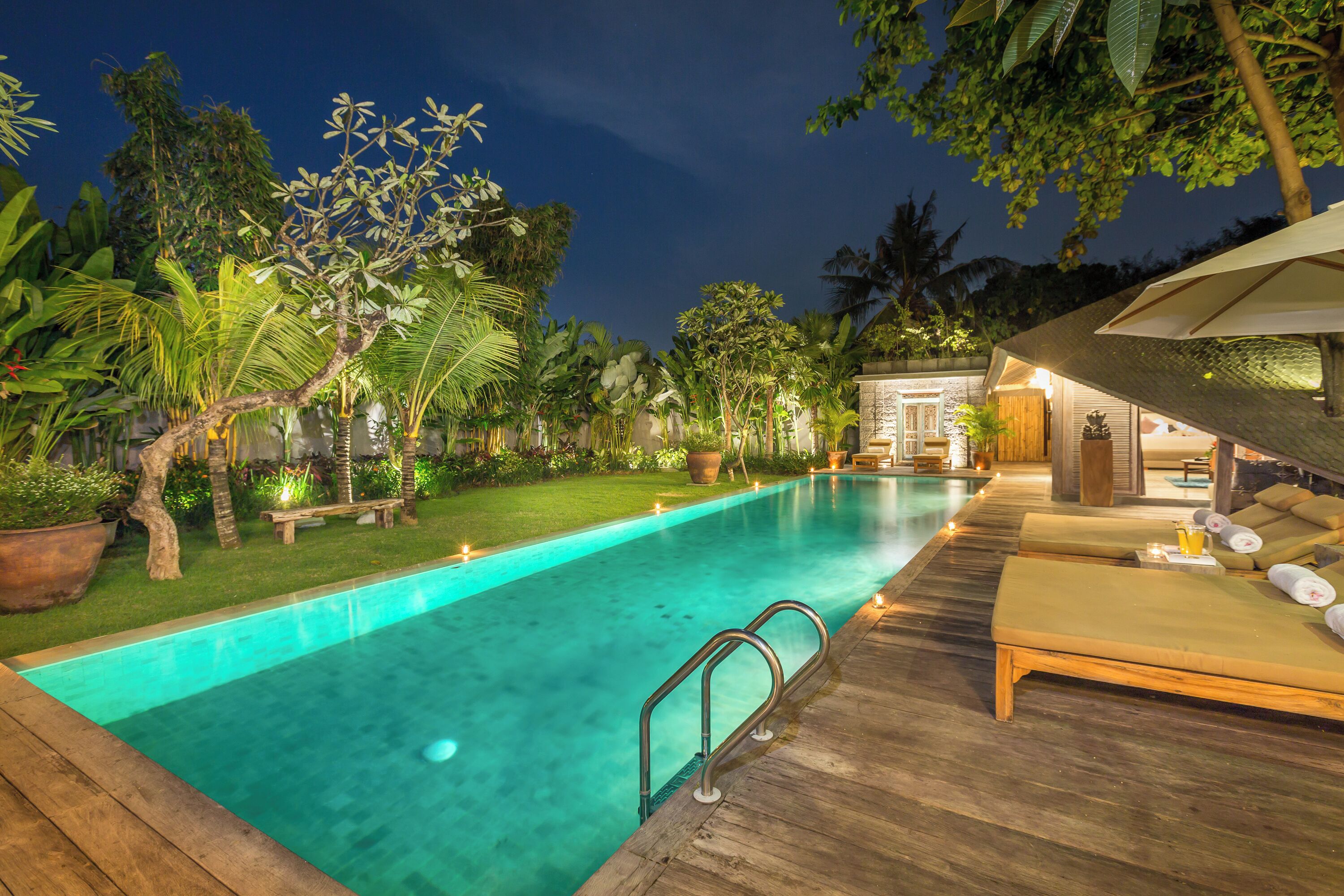 Una piscina al aire libre