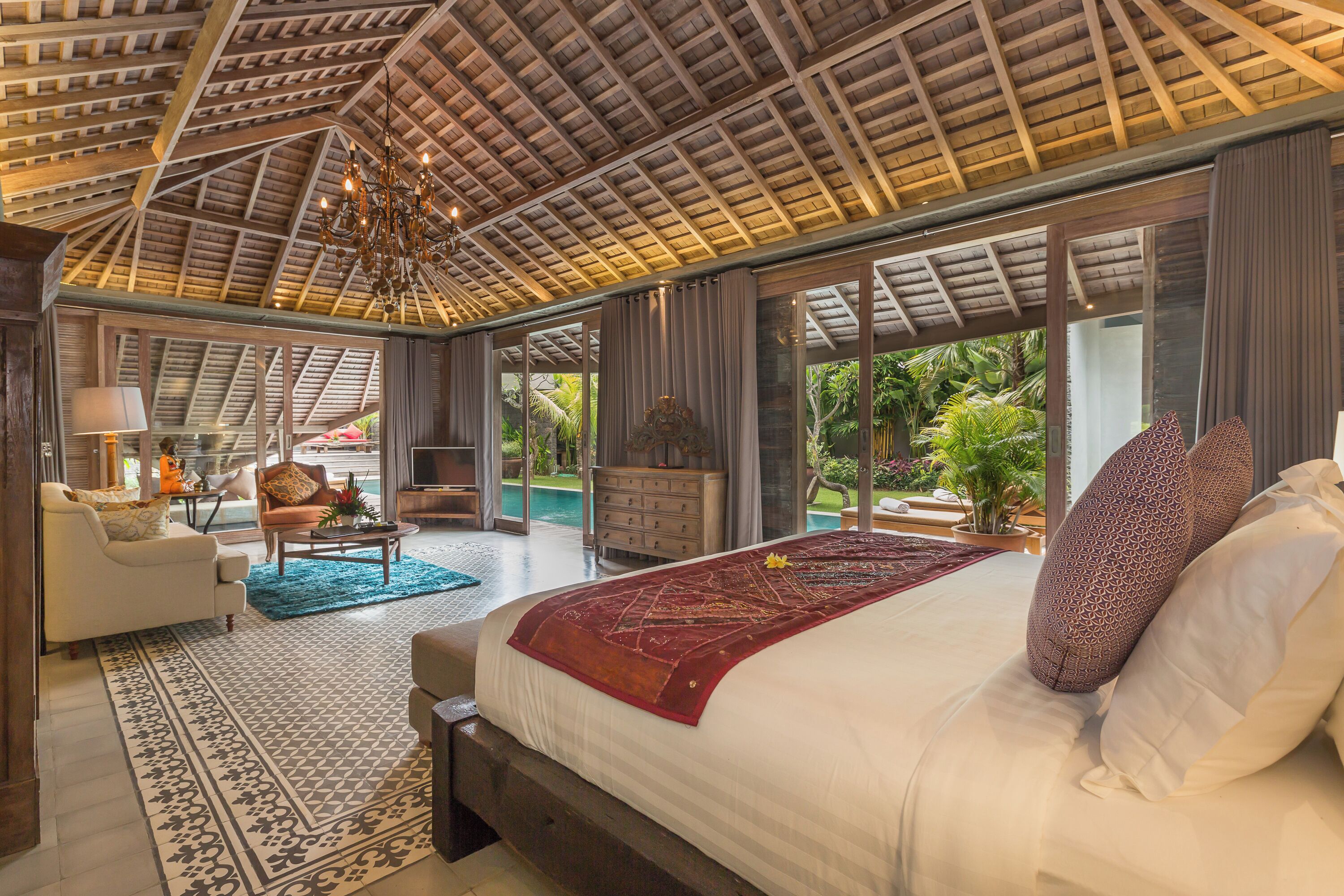 Una cassaforte in camera, una scrivania, ferro/asse da stiro