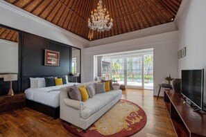 Een kluis op de kamer, een bureau, een strijkplank/strijkijzer