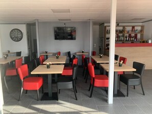 Dagelijks continentaal ontbijt (EUR 6.90 per persoon)