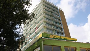 Un edificio de hotel con varios balcones y un letrero que dice 'Hotel Bistro Warshaw'.
