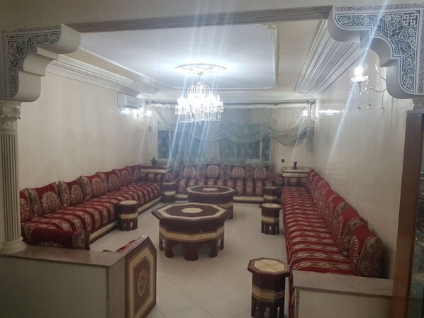 Căn hộ, 3 phòng ngủ | Phòng khách | TV